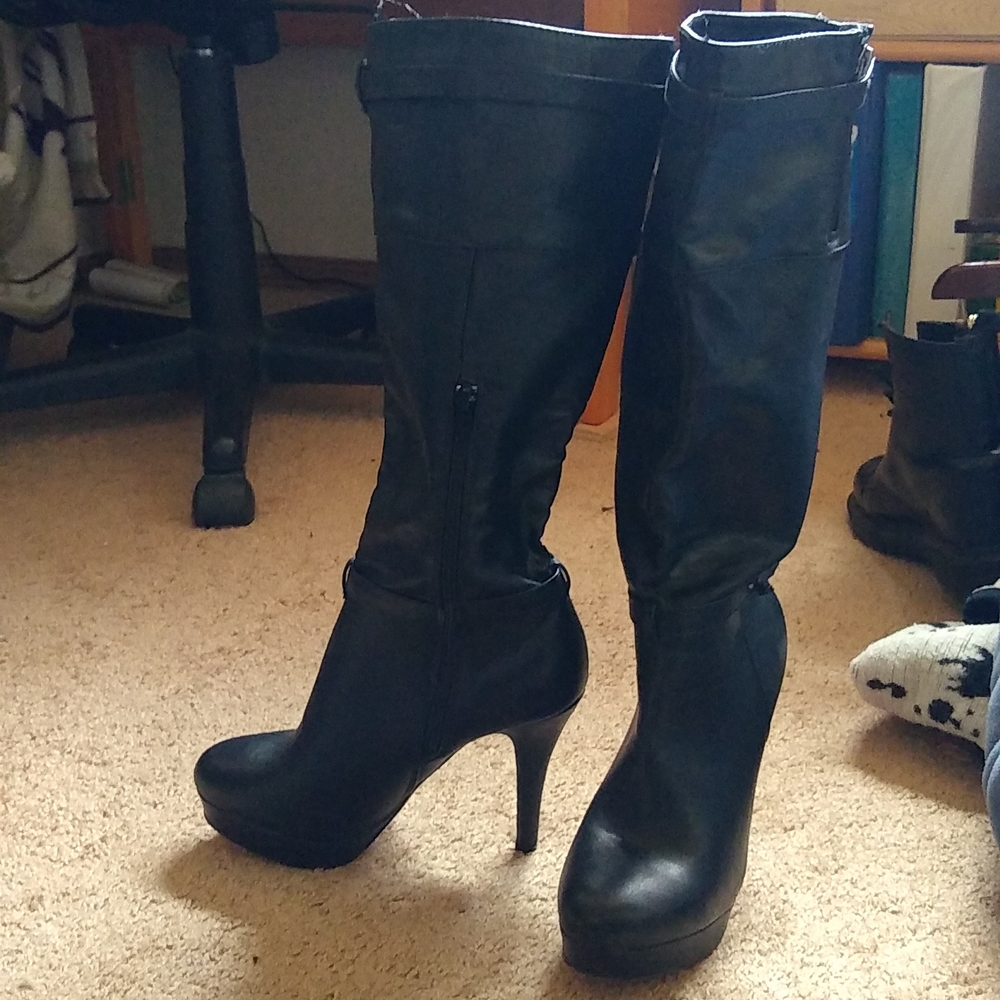 Knee high leather heeled boots with zippers size 9